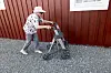 Eldre dame som går med rullatoren sin.