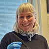 Portrett av Ingrid Sommerseth som holder en jernpil.