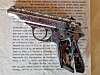 En liten pistol i metall ligger over en trykt tekstside med gammelt papir.