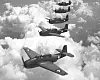 Svarthvitt gammelt foto av fem militære fly i formasjon over skyer.