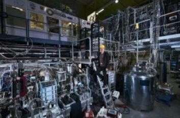 Ved CERN kan man produsere antihydrogen og holde antiatomene innesperret i et magnetfelt. Da blir det mulig å studere antimaterien. (Foto: CERN) Ved CERN kan man produsere antihydrogen og holde antiatomene innesperret i et magnetfelt. Da blir det mulig å studere antimaterien. (Foto: CERN)