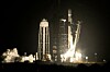 SpaceX Falcon 9 skytes opp om natten med flammer og røyk ved oppskytningsrampen.