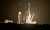SpaceX Falcon 9-rakett tar av om natten med kraftig flamme og røyk ved oppskytingsrampen.