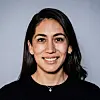 Portrett av Lorena Trevino med mørkt hår og svart genser mot en lys bakgrunn.