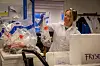 Overingeniør Aina Bruvik tar imot prøver av oppdrettslaks.