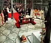Kongen og dronningen i signingsseremoni i en utsmykket katedral.