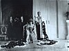 Kong Haakon og dronning Maud i kroningsdrakter i en staselig sal på Stiftsgården.