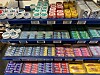 Butikkhylle med diverse tyggegummpakker til salgs.