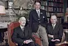 Kong Haakon, prins Harald og kronprins Ola i en bokfylt stue på Skaugum i 1952.