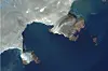 Satellittbilde av is- og landformasjoner langs en mørkblå kyst før en ny øy kom til syne.
