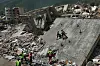 Redningsarbeidere søker gjennom betongruiner etter jordskjelv i La Guaira.