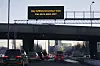 Trafikk på Ring 3 i Oslo under et skilt som varsler høy luftforurensning.