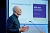 Fredrik Jensen presenterer PISA 2025 foran en projisert rapportside.