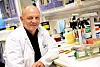 Bilde av Roald Omdal på et laboratorie. Han har på seg en laboratoriefrakk.