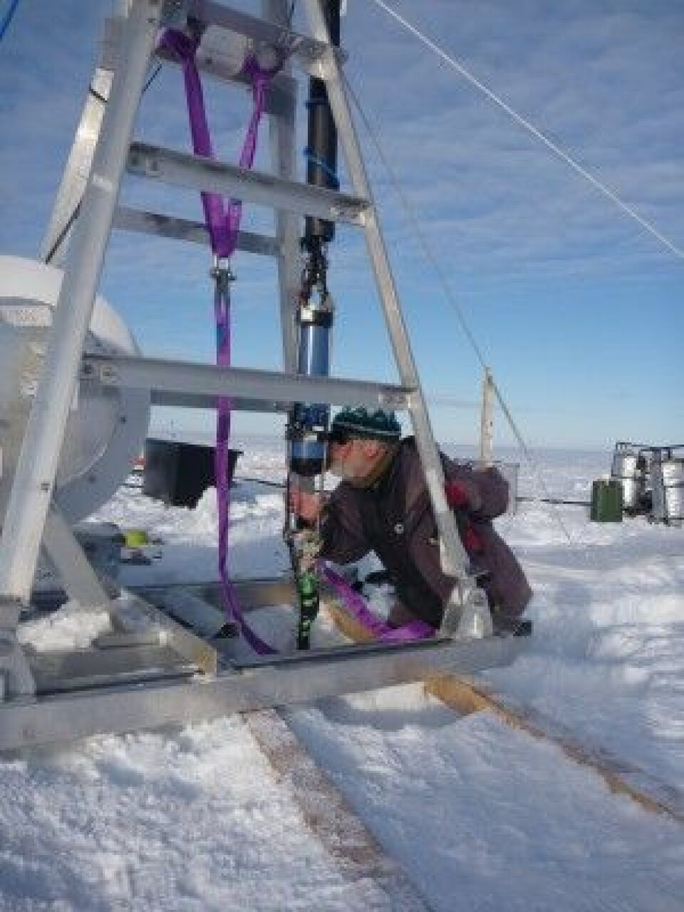 Å foreta observasjonar under isen i Antarktis krev spesialutvikla utstyr og det er veldig kostbart. Her ser du artikkelforfatteren med eit instrument som måler temperaturen, saltinnhaldet og farta på havstraumen under isbremmen. (Foto: Svein Østerhus med sjølvutløysar)