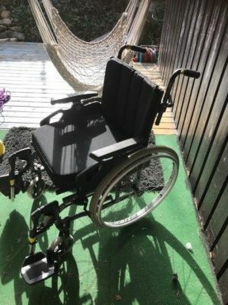 I dag føler den ME-syke psykologen seg bedre. Men hun har beholdt rullestolen. Fortsatt er det dager da hun ikke klarer seg uten den. (Foto: Siw Ellen Jakobsen)