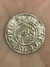 Nærbilde av en sølvmynt fra vikingtiden,.
