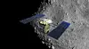 Romsonde med blå solcellepaneler over en grå, kraterdekket asteroide i verdensrommet.