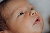 Nærbilde av en babys ansikt. Øynene er åpne.