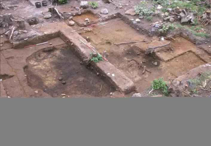 Utgravning av den samme hyttestrukturen som i bildet over. (foto: Kulturhistorisk museum)