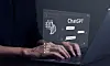 Person skriver på en bærbar datamaskin med ChatGPT-grensesnitt og AI-grafikk.