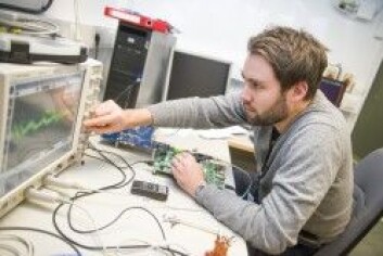 Forsker Eirik Grimstvedt jobber med en prototype av radardetektoren som skal være nyttelast på NorSat-3. (Foto: FFI) Forsker Eirik Grimstvedt jobber med en prototype av radardetektoren som skal være nyttelast på NorSat-3. (Foto: FFI)
