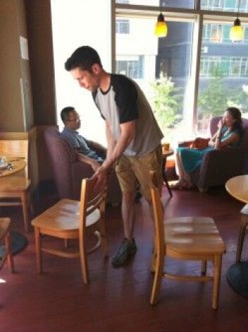 En forsker setter ut en stolfelle for intetanende kafegjester på Starbucks i Beijing. (Foto: Thomas Talhelm) En forsker setter ut en stolfelle for intetanende kafegjester på Starbucks i Beijing. (Foto: Thomas Talhelm)