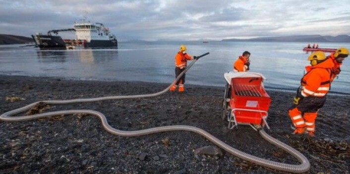 Et oljeutslipp på Svalbard er et av skrekkscenarioene i nordområdene. Med den økte skipstrafikken har risikoen aldri vært større. Her øver Kystverket på oljevernberedskap i 2016. (Foto: Jan-Morten Bjørnbakk, NTB scanpix) Et oljeutslipp på Svalbard er et av skrekkscenarioene i nordområdene. Med den økte skipstrafikken har risikoen aldri vært større. Her øver Kystverket på oljevernberedskap i 2016. (Foto: Jan-Morten Bjørnbakk, NTB scanpix)