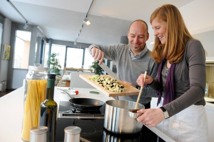 I Norge kan et klart flertall av oss lage mat. Menn står for mye av matlagingen. (Foto: Frank May / NTB scanpix) I Norge kan et klart flertall av oss lage mat. Menn står for mye av matlagingen. (Foto: Frank May / NTB scanpix)