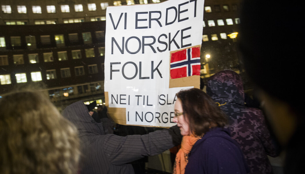 Noen av deltakerne i den norske spørreundersøkelsen ville støttet en marsj mot «islamiseringen av Norge», en slik gruppa Pegida holdt utenfor rådhuset i Oslo i 2015. (Foto: Fredrik Varfjell/NTB scanpix) Noen av deltakerne i den norske spørreundersøkelsen ville støttet en marsj mot «islamiseringen av Norge», en slik gruppa Pegida holdt utenfor rådhuset i Oslo i 2015. (Foto: Fredrik Varfjell/NTB scanpix)