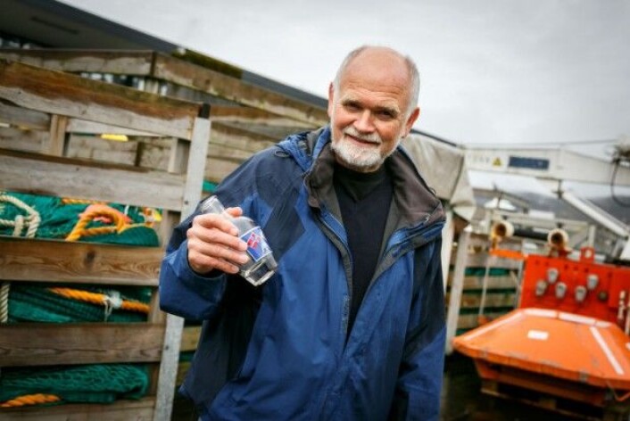 Havforsker Svein Sundby med en strømflaske, som ble brukt for å måle strømmene i havet i gamle dager. I dag bruker havforskere mer moderne utstyr. (Foto: Erlend Astad Lorentzen / Havforskningsinstituttet) Havforsker Svein Sundby med en strømflaske, som ble brukt for å måle strømmene i havet i gamle dager. I dag bruker havforskere mer moderne utstyr. (Foto: Erlend Astad Lorentzen / Havforskningsinstituttet)