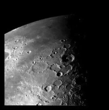 Månens mange kratere er synlige fra Jorden på klare netter. (Foto: NASA / JPL)