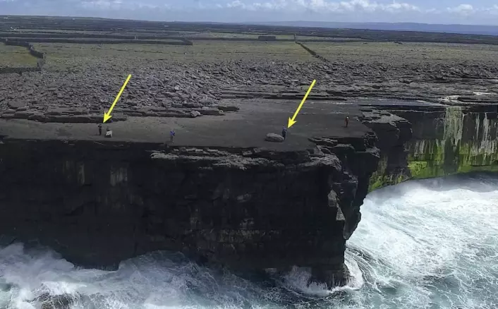 Steinen høyre pil peker mot dukket opp vinteren 2015. Steinen ligger nå over høyvannsnivået. Legg merke til steinavsetningene bølger under storm har skapt langt inne på land.