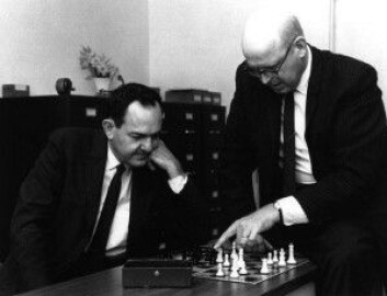 Herbert Simon (til venstre) var en av de første pionerene innen kunstig intelligens, men han ble kanskje blindet av de tidlige fremskrittene da han allerede på slutten av 50-tallet spådde kunstig intelligens innen 20 år. (Foto: Carnegie Mellon University) Herbert Simon (til venstre) var en av de første pionerene innen kunstig intelligens, men han ble kanskje blindet av de tidlige fremskrittene da han allerede på slutten av 50-tallet spådde kunstig intelligens innen 20 år. (Foto: Carnegie Mellon University)