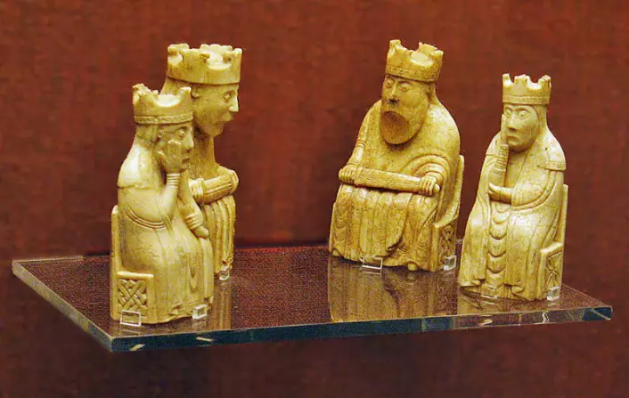 93 sjakkbrikker ble funnet nedgravd på Hebridene på 1100-tallet. Brikkene tilhører i dag British Museum og National Museum i Skottland. (Illustrasjonsfoto: Andrew Dunn, Wikimedia Commons)