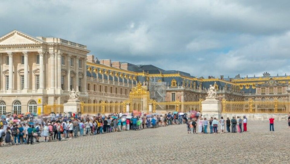 Køen utenfor Versailles-palasset i utkanten av Paris. (Foto: Kirill Neiezhmakov / Shutterstock / NTB scanpix)