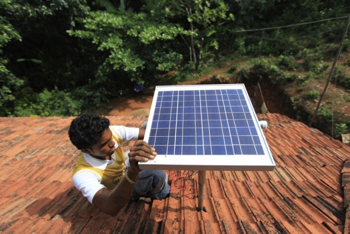 I India ble det montert like mange nye solcellepaneler på hustak i 2017, som det ble de fire foregående årene til sammen. Masseproduksjon og dermed lavere priser på solpaneler får stadig flere indere til å ville kutte strømregningen gjennom å produsere egen elektrisitet. Solceller er også en viktig del av den indiske regjeringens arbeid for å bringe elektrisitet til 300 millioner mennesker på landsbygda i India som fortsatt bor i hus uten strøm. (Foto: (AP Photo/Rafiq Maqbool) I India ble det montert like mange nye solcellepaneler på hustak i 2017, som det ble de fire foregående årene til sammen. Masseproduksjon og dermed lavere priser på solpaneler får stadig flere indere til å ville kutte strømregningen gjennom å produsere egen elektrisitet. Solceller er også en viktig del av den indiske regjeringens arbeid for å bringe elektrisitet til 300 millioner mennesker på landsbygda i India som fortsatt bor i hus uten strøm. (Foto: (AP Photo/Rafiq Maqbool)