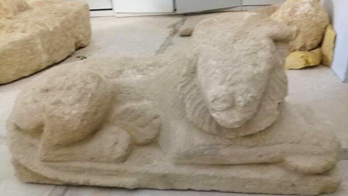 To løvefigurer hugd ut i kalkstein er blant funnene som er gjort til nå. ( Foto: Egypt Ministry of Antiquities) To løvefigurer hugd ut i kalkstein er blant funnene som er gjort til nå. ( Foto: Egypt Ministry of Antiquities)