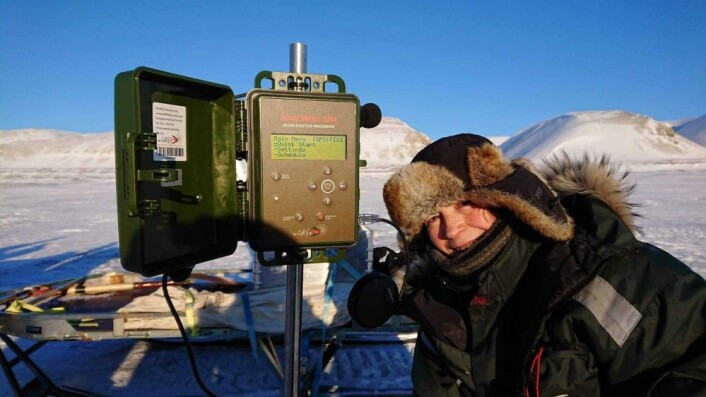 Rypeforsker Eva Fuglei sammen med en av de totalt 30 automatiske lyttestasjonene som er satt ut i ulike hekkeområder på Svalbard. Stasjonene fanger opp ti minutter med lyd hver time gjennom hele døgnet. (Foto: Marita A. Strømeng / Universitetet i Tromsø) Rypeforsker Eva Fuglei sammen med en av de totalt 30 automatiske lyttestasjonene som er satt ut i ulike hekkeområder på Svalbard. Stasjonene fanger opp ti minutter med lyd hver time gjennom hele døgnet. (Foto: Marita A. Strømeng / Universitetet i Tromsø)