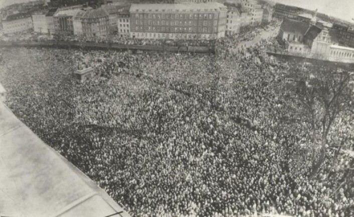 Christiansborg slottsplass i København druknet i et menneskehav da det var storkonflikt i 1956. (Foto: Arbeidermuseets arkiv) Christiansborg slottsplass i København druknet i et menneskehav da det var storkonflikt i 1956. (Foto: Arbeidermuseets arkiv)