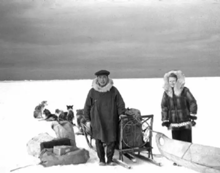 En statlig sykepleier på vei for å besøke en gruppe inuitter i Alaska i 1956. Også forskerne brakte med seg medisinsk ekspertise, vaksiner og medisiner til urbefolkning de studerte. Det skapte en forventning om hva forskere ville bidra med dersom lokalbefolkning deltok i forskningen, ifølge boken Life on Ice: A History of New Uses for Cold Blood. (Foto: CDC, Wikimedia commons)