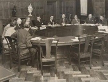 Fra forhandlinger mellom arbeidsmarkedets parter i 1959. (Foto: Janne Woldbye/Arbeidermuseets arkiv) Fra forhandlinger mellom arbeidsmarkedets parter i 1959. (Foto: Janne Woldbye/Arbeidermuseets arkiv)