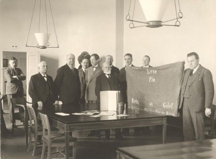 Nesten 60 år etter Slaget på Fælleden fikk Socialdemokratiet tilbake gjenstander som politiet hadde beslaglagt under kampene. (Foto: Arbeidermuseets arkiv fra 1930) Nesten 60 år etter Slaget på Fælleden fikk Socialdemokratiet tilbake gjenstander som politiet hadde beslaglagt under kampene. (Foto: Arbeidermuseets arkiv fra 1930)