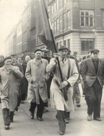 162 år etter tømmerstreiken i 1794 var havnearbeidere på barrikadene i Københavns gater under en storkonflikt i 1956. (Foto: Arbeidermuseets arkiv) 162 år etter tømmerstreiken i 1794 var havnearbeidere på barrikadene i Københavns gater under en storkonflikt i 1956. (Foto: Arbeidermuseets arkiv)