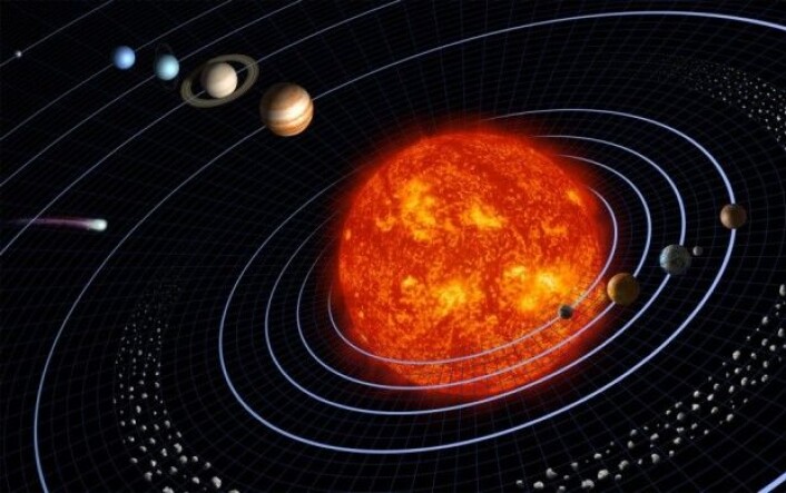 I midten av solsystemet vårt er solen. Tettest på solen finnes i dag fire steinplaneter – Merkur, Venus, jorden og Mars. Deretter kommer asteroidebeltet, og lenger ute finnes de store gassplanetene. Den nye studien foreslår at steinplaneter og asteroider opprinnelig oppsto fordi grus og småstein samlet seg og vokste seg stadig større. (Illustrasjon: NASA/Smith/Generosa) I midten av solsystemet vårt er solen. Tettest på solen finnes i dag fire steinplaneter – Merkur, Venus, jorden og Mars. Deretter kommer asteroidebeltet, og lenger ute finnes de store gassplanetene. Den nye studien foreslår at steinplaneter og asteroider opprinnelig oppsto fordi grus og småstein samlet seg og vokste seg stadig større. (Illustrasjon: NASA/Smith/Generosa)