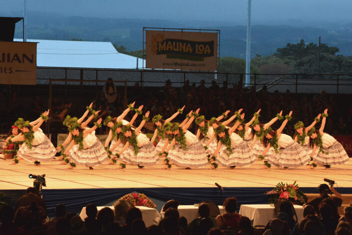 Huladanserar på scena under the Merrie Monarch Festival’s Ho’ike Night i 2014. Hulafestival blir arrangert kvart år i Hilo på Hawai’i. (Foto: Eilin Holtan Torgersen) Huladanserar på scena under the Merrie Monarch Festival’s Ho’ike Night i 2014. Hulafestival blir arrangert kvart år i Hilo på Hawai’i. (Foto: Eilin Holtan Torgersen)