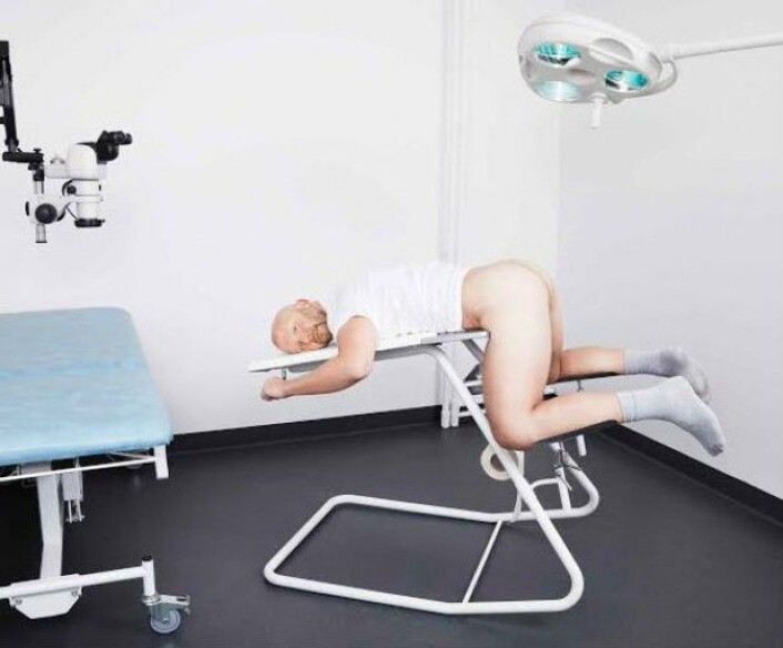 Denne stolen skal være både ydmykende og ubehagelig. Det er for å få menn til å innse hvor ubehagelig gynekologstolen kan være for kvinner. Slike nye perspektiver er viktige å ha med når nye produkter utvikles. (Illustrasjonsfoto: ROCKELMANN& / Carl Olof Berg / Martin Brunn) Denne stolen skal være både ydmykende og ubehagelig. Det er for å få menn til å innse hvor ubehagelig gynekologstolen kan være for kvinner. Slike nye perspektiver er viktige å ha med når nye produkter utvikles. (Illustrasjonsfoto: ROCKELMANN& / Carl Olof Berg / Martin Brunn)