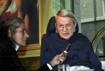 Forfatteren Axel Jensen levde i drøyt ti år med diagnosen ALS. Her fra en boklansering med kona Pratibha Jensen i 1994. (Foto: NTB/Scanpix) Forfatteren Axel Jensen levde i drøyt ti år med diagnosen ALS. Her fra en boklansering med kona Pratibha Jensen i 1994. (Foto: NTB/Scanpix)