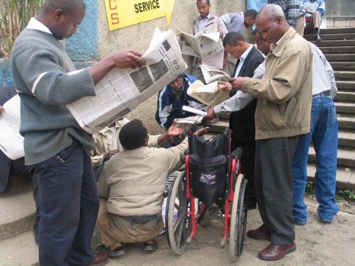 Avisleserne i Addis Abeba i Etiopia får vite lite om de mange konfliktene i landet. (Foto: Joseph Girmay) Avisleserne i Addis Abeba i Etiopia får vite lite om de mange konfliktene i landet. (Foto: Joseph Girmay)
