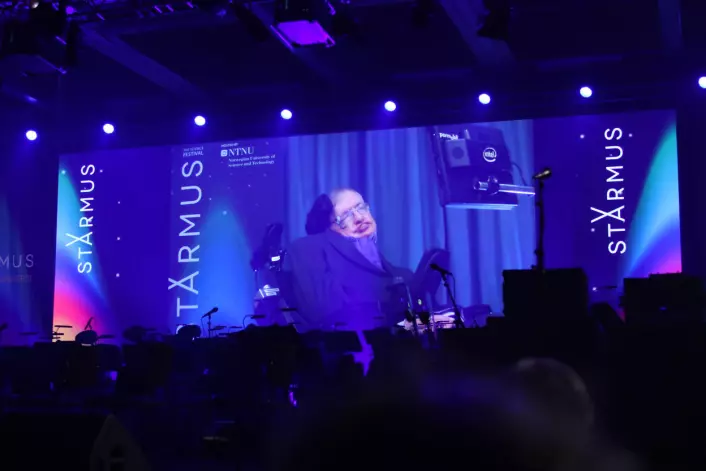 Hawking talte til Starmus-forsamlingen i Trindheim i 2017 via skjerm, siden helsen ikke var god nok til å reise til Norge (Foto: Lasse Biørnstad)
